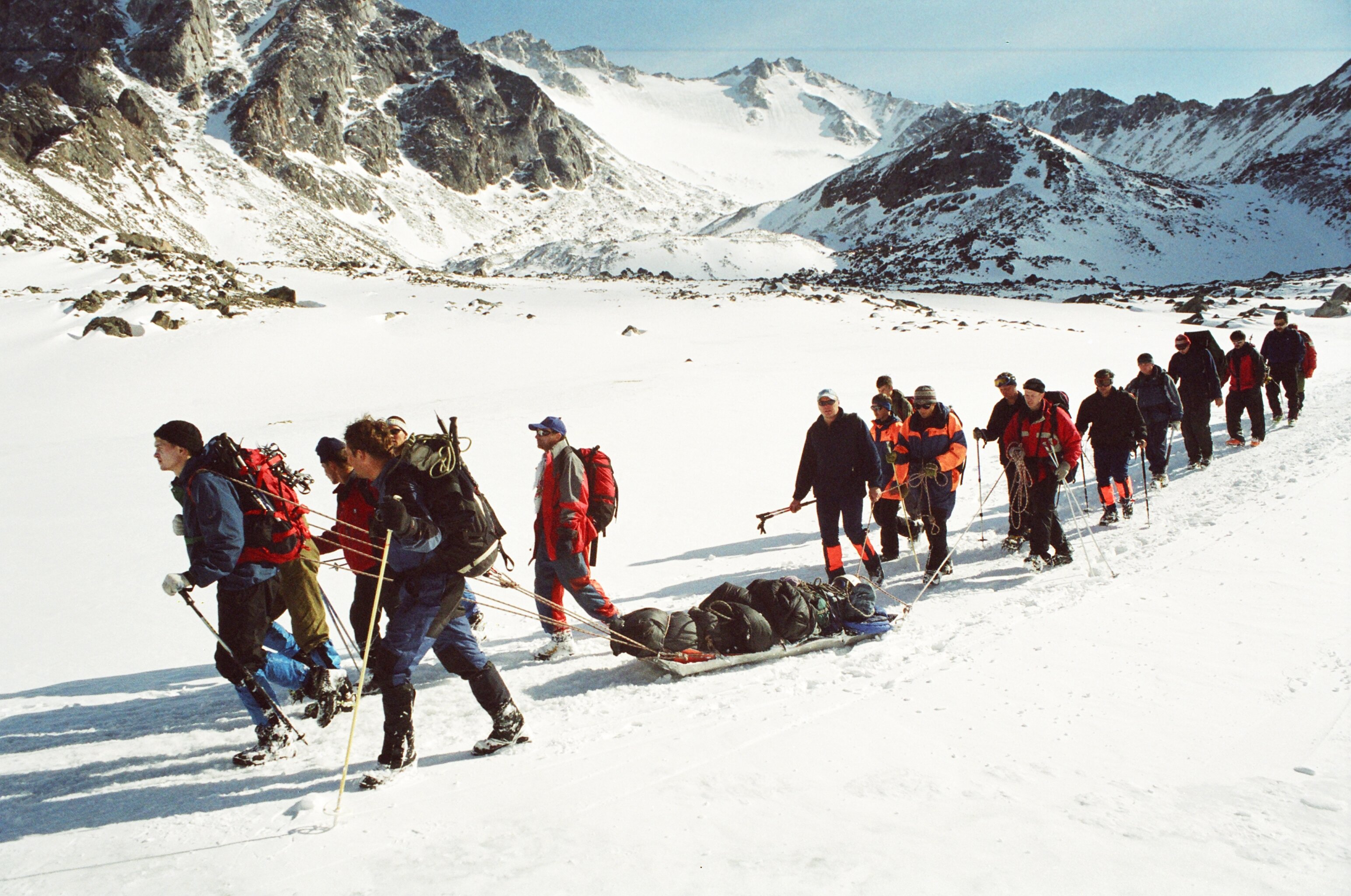 Добровольцы из Иркутска помогают спустить тела погибших в Бурятии туристов