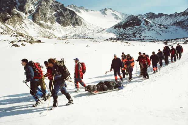 Добровольцы из Иркутска помогают спустить тела погибших в Бурятии туристов
