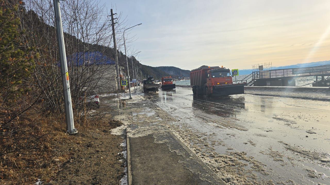 В Листвянке затопило прибрежную зону Байкала